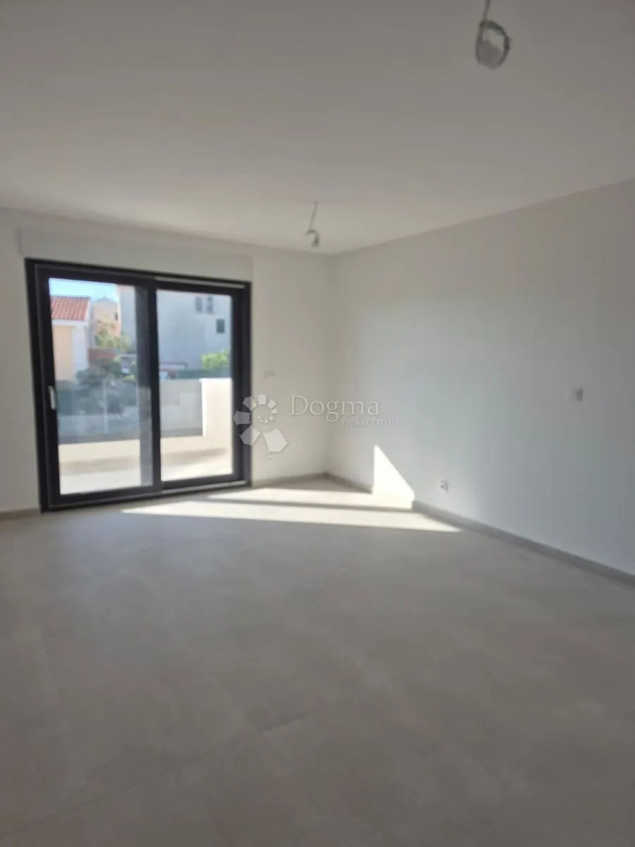 novogradnja – moderan stan (s11) s balkonima manje od 150 m od plaže – okrug gornji - slika 2