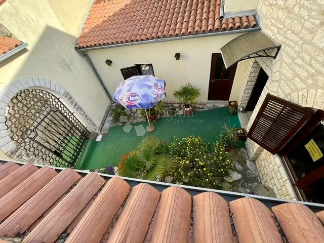 kuća, s restoranom u prizemlju, u centru buja - slika 3