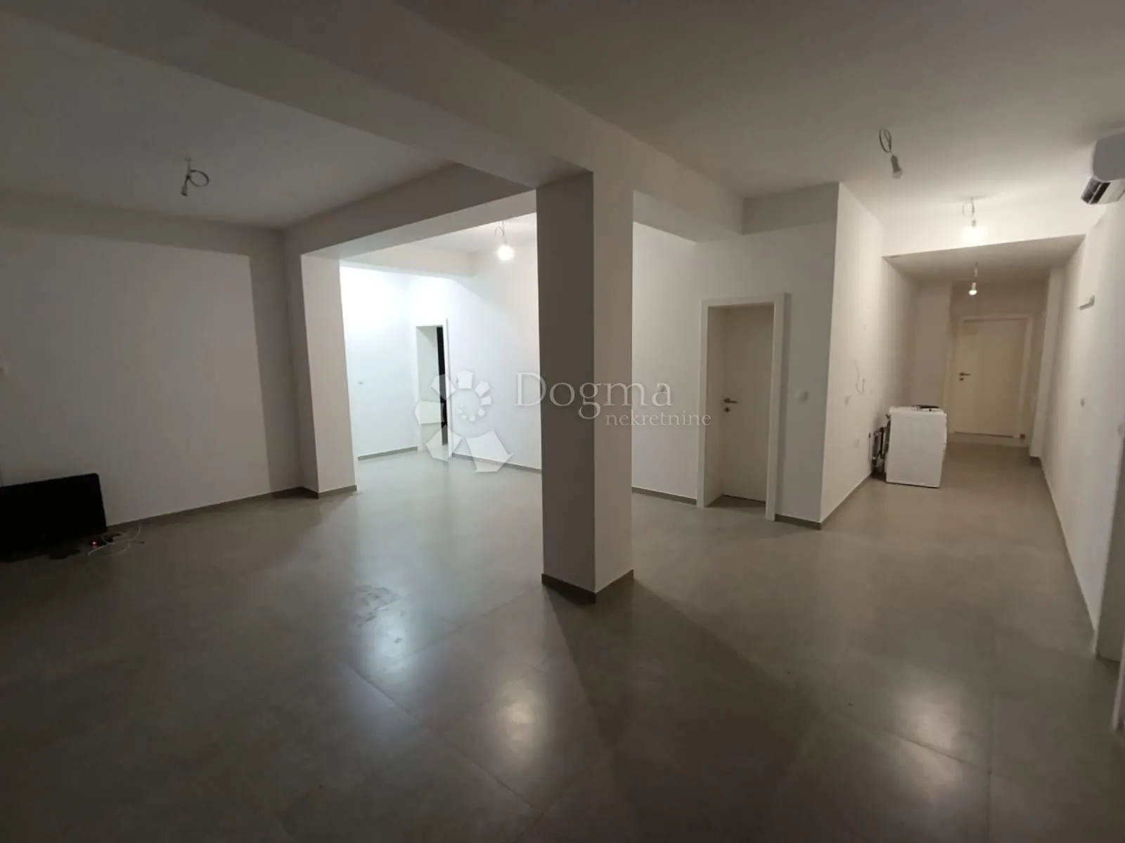 Prostrani apartman u Mandrama - Mandre, Kolan