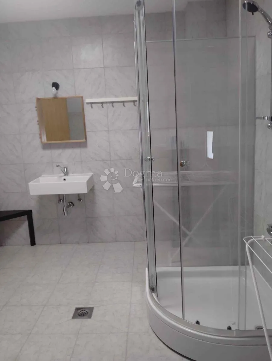 kuća za najam pogodna za 12 radnika - slika 10