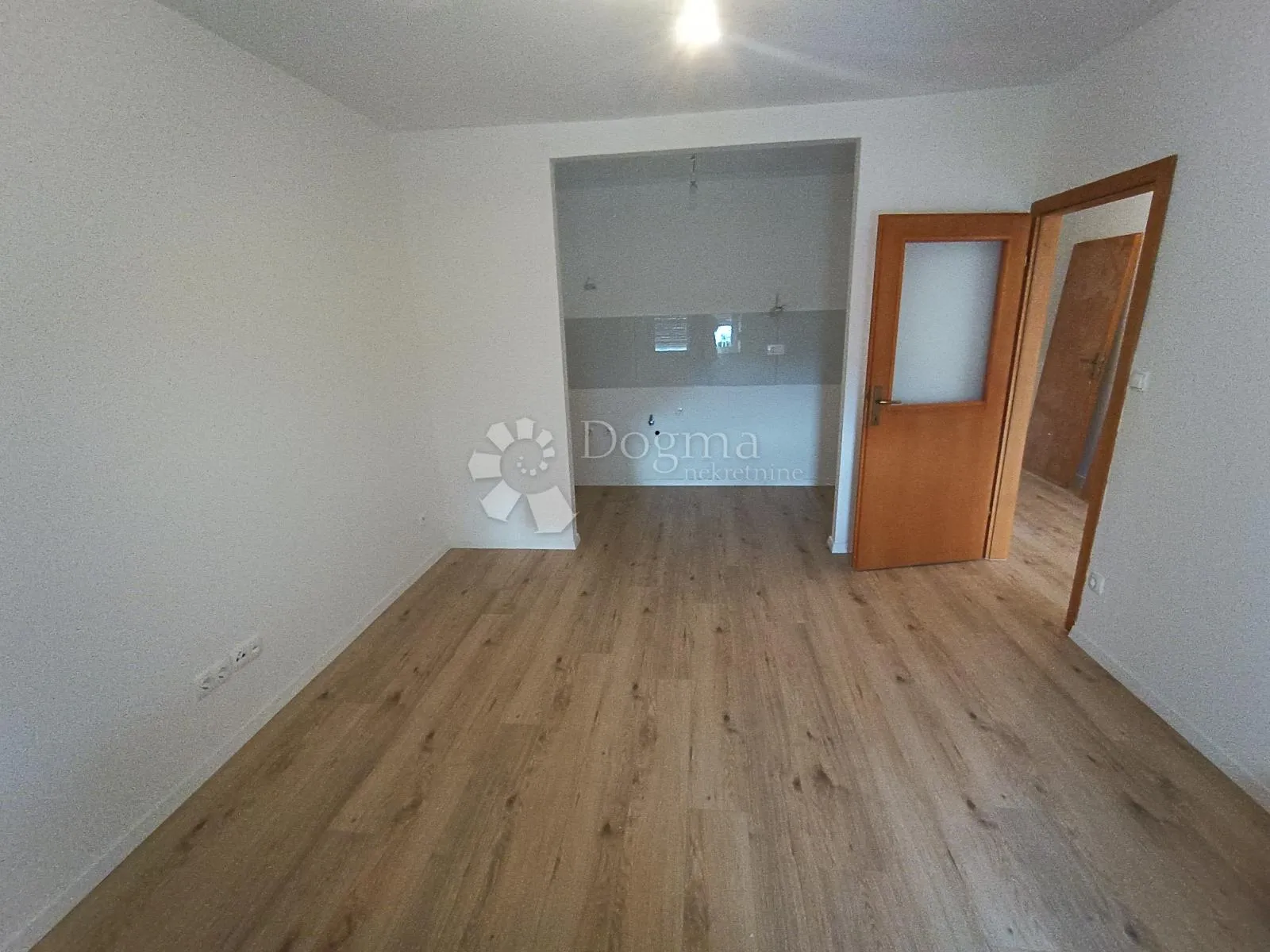 hitno! renoviran trosoban stan, split, visoka - slika 1