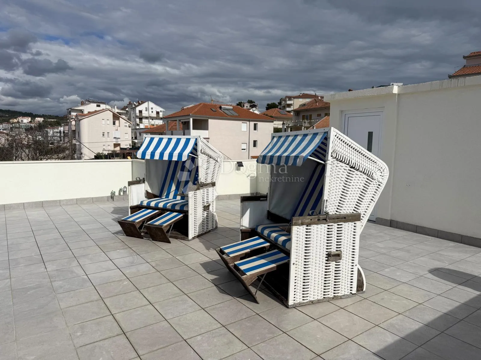 čiovo-kuća s 3 apartmana i bazenom - slika 17