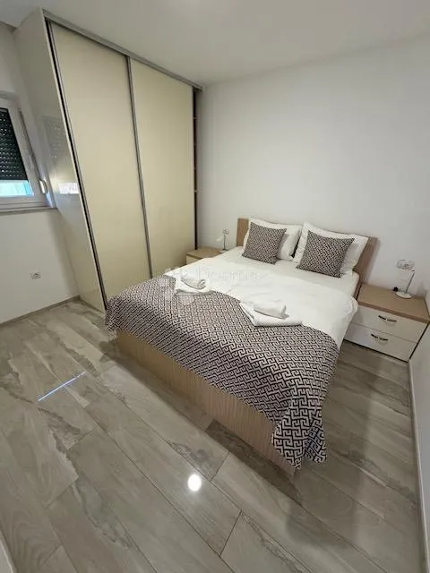 prestižni stan u villi sa bazenom i pogledom na more - slika 7