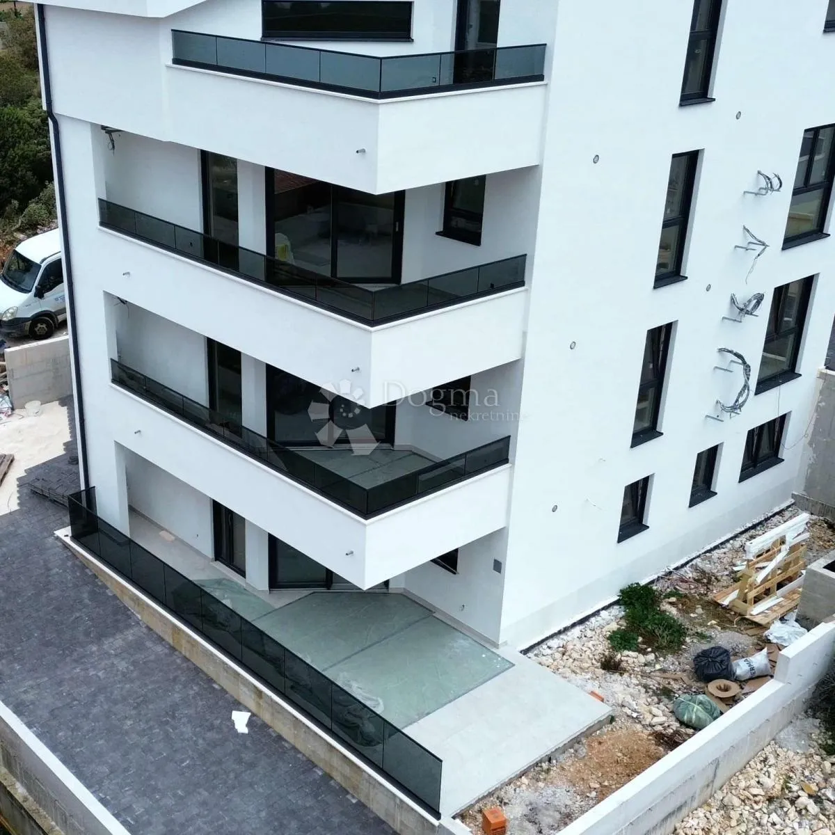 3-soban stan, terasa, pogled na more - čiovo - slika 8