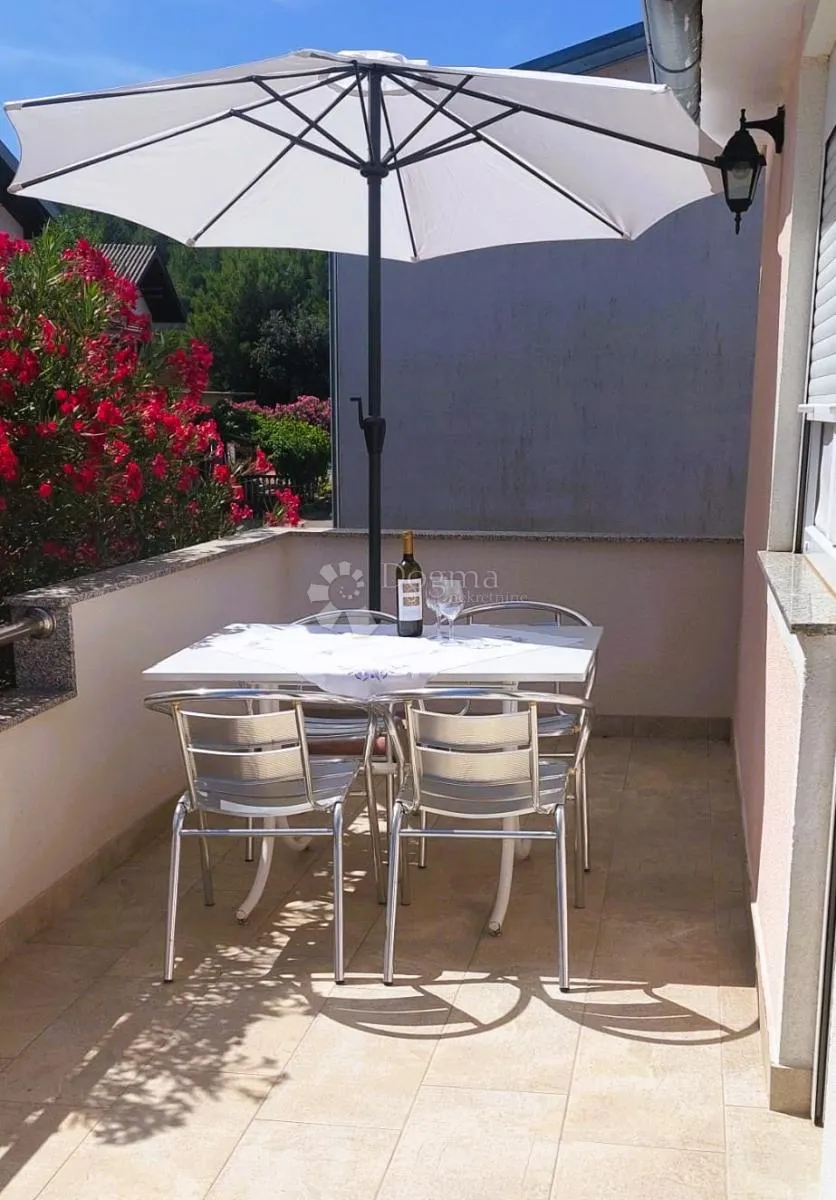 potpuno namještena kuća s tri apartmana - slika 6