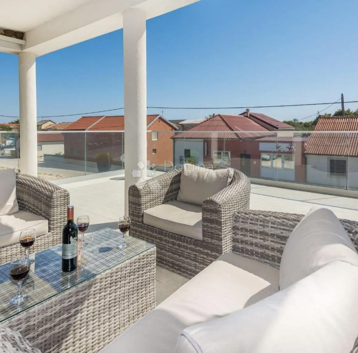 prodaje se kat kuće s dva moderno namještena apartmana centar vira - slika 1