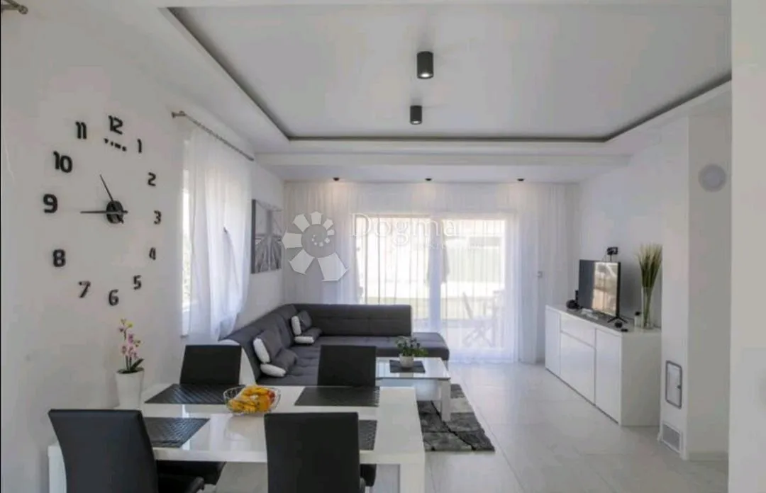 vodice - atraktivna kuća moderno namještena - slika 10