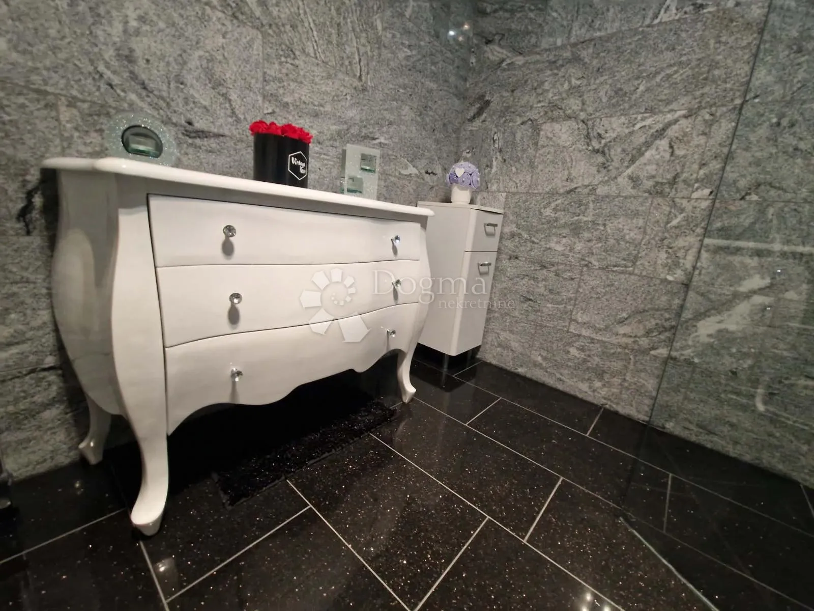 kuća s 4 apartmana - drugi red od mora - slika 45