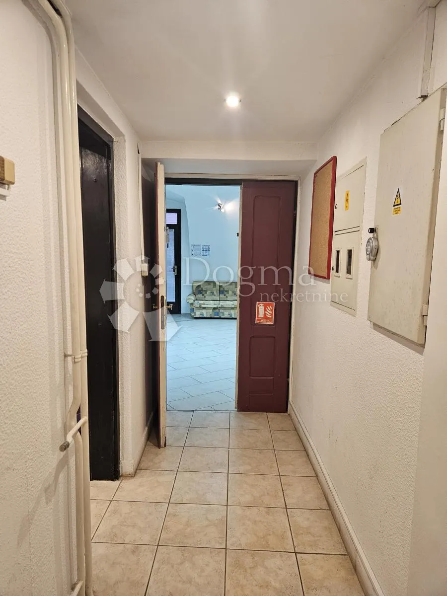 stan u samom centru grada - slika 15