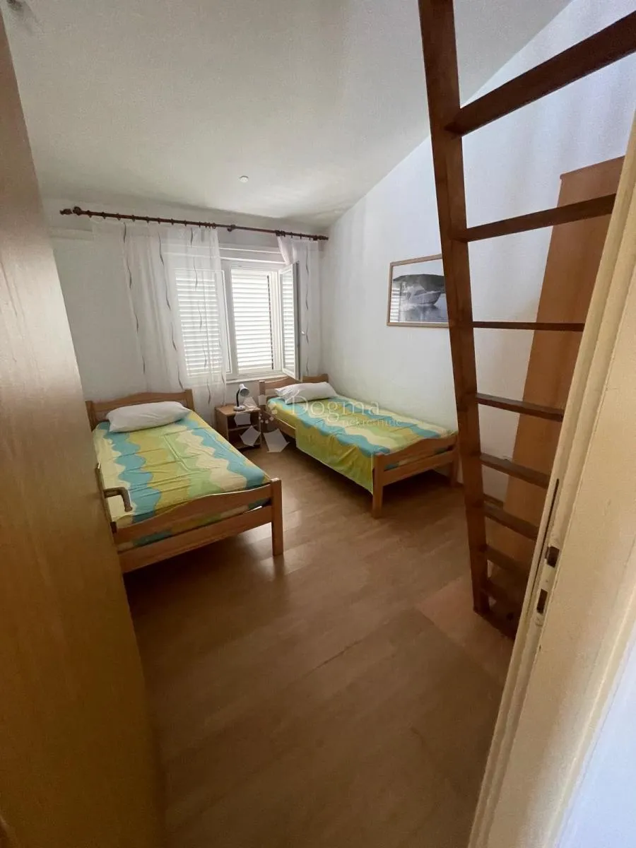 kuća s 3 stana i pogledom na more – blizina mora i centra - slika 28