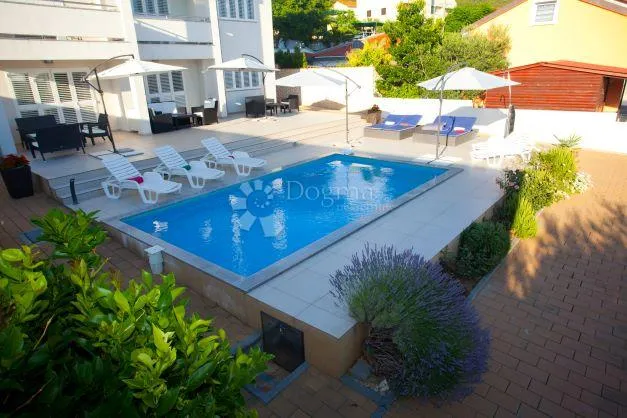 luksuzna kuća s bazenom i apartmanima na rabu - slika 2