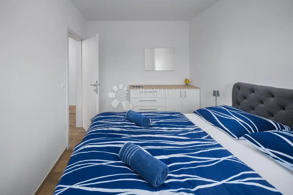 moderna dvojna vila s bazenom i 4 spavaće sobe, pogled more - slika 12
