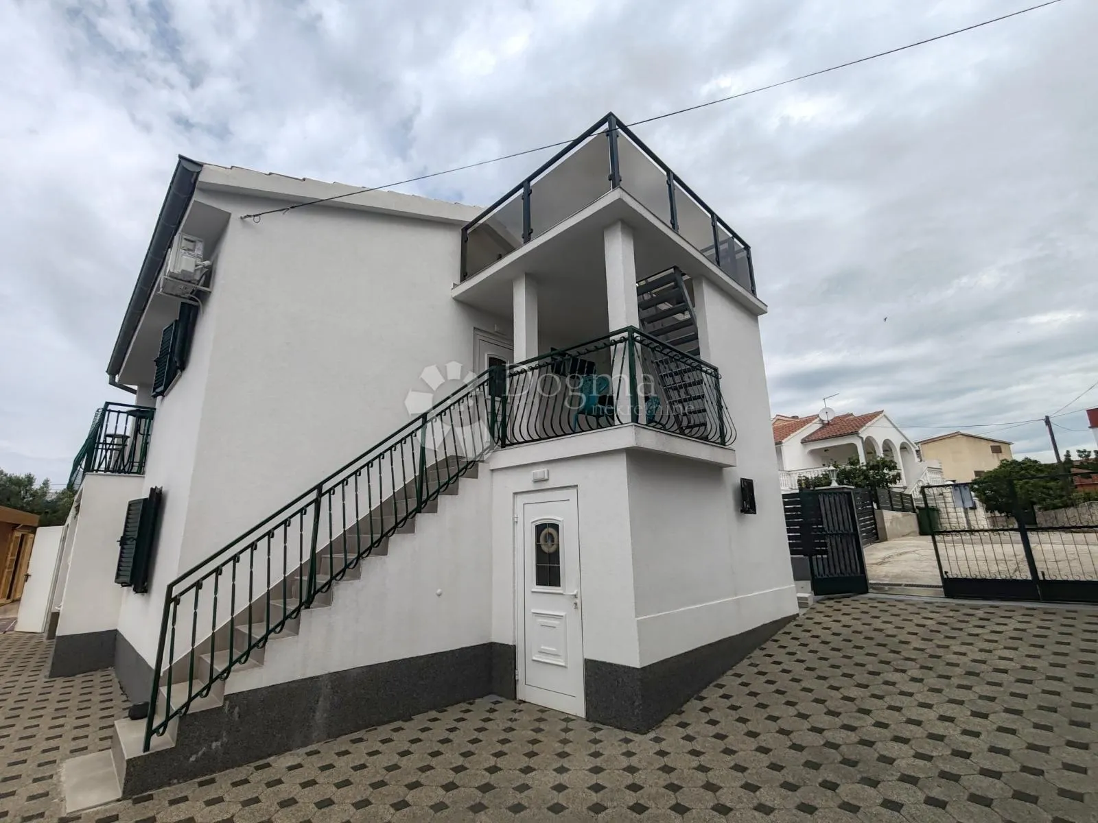 vodice - stan na prvom katu s pogledom na more - 150 metara od plaže - slika 21