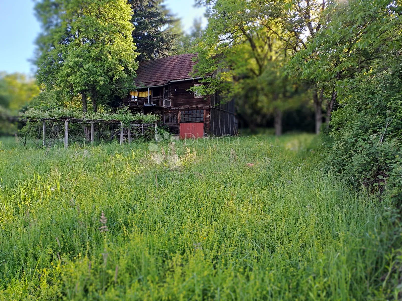 drvena vikendica na kat - slika 2
