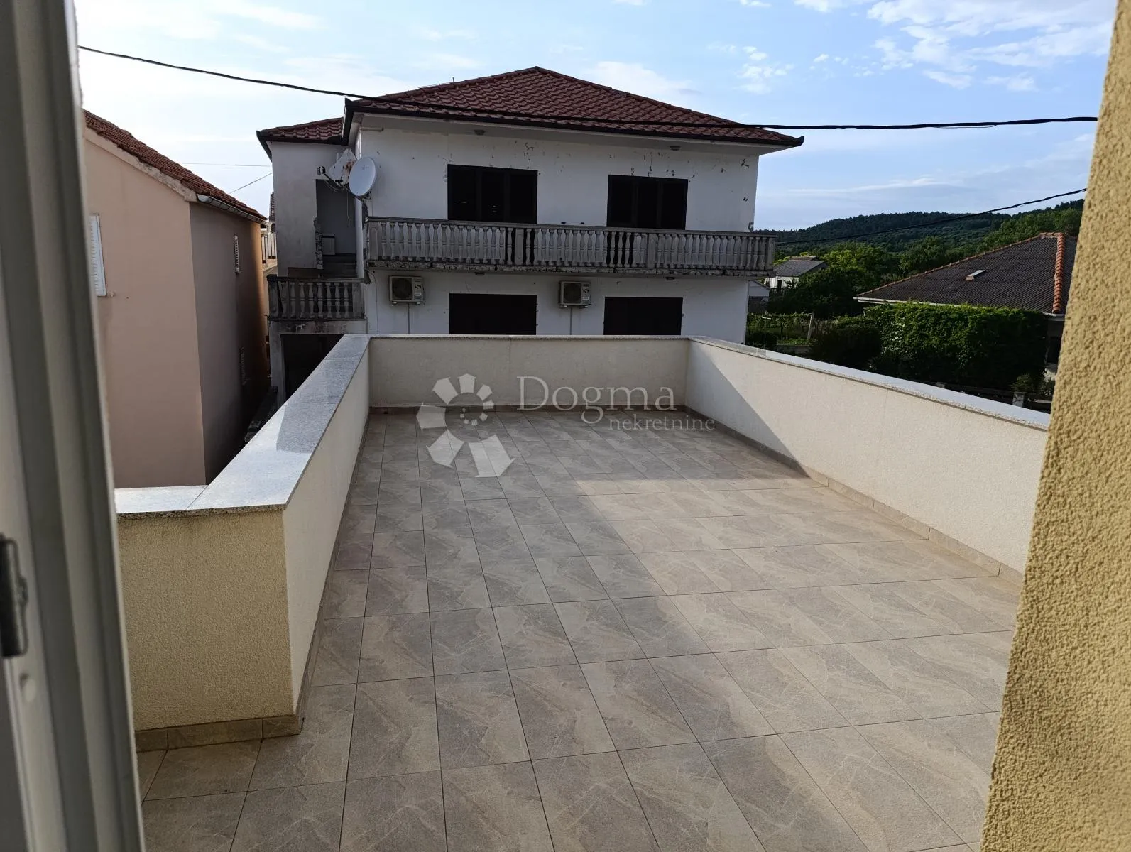 ljubač - kuća s pet stambenih jedinica - slika 29
