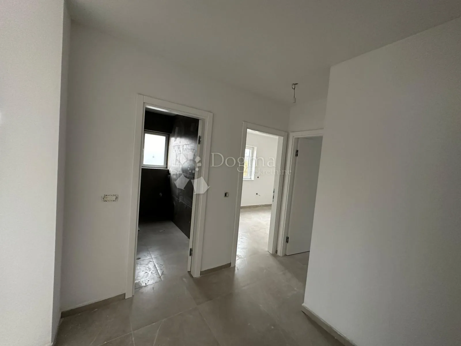 moderna novogradnja 70m od mora - slika 11