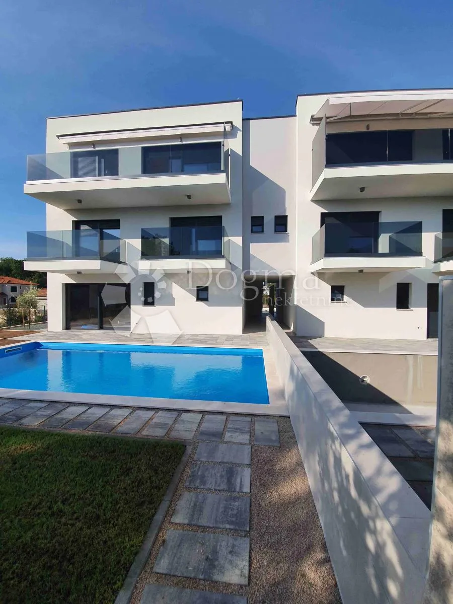 VILA SA 4 APARTMANA, 2 BAZENA, 200 metara od mora - Malinska, Malinska-Dubašnica