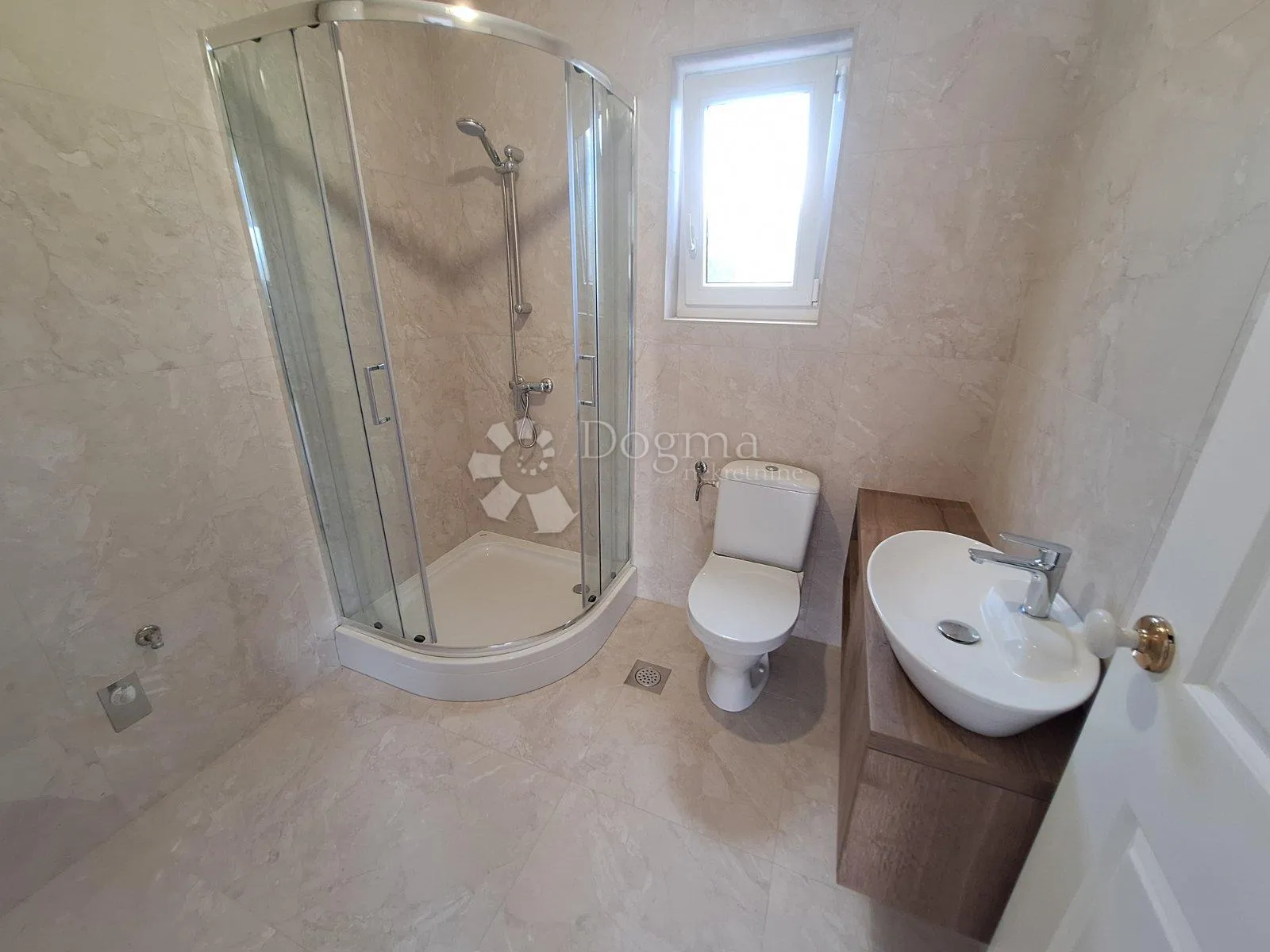 prilika! novogradnja sa 2 apartmana i bazenom - slika 7
