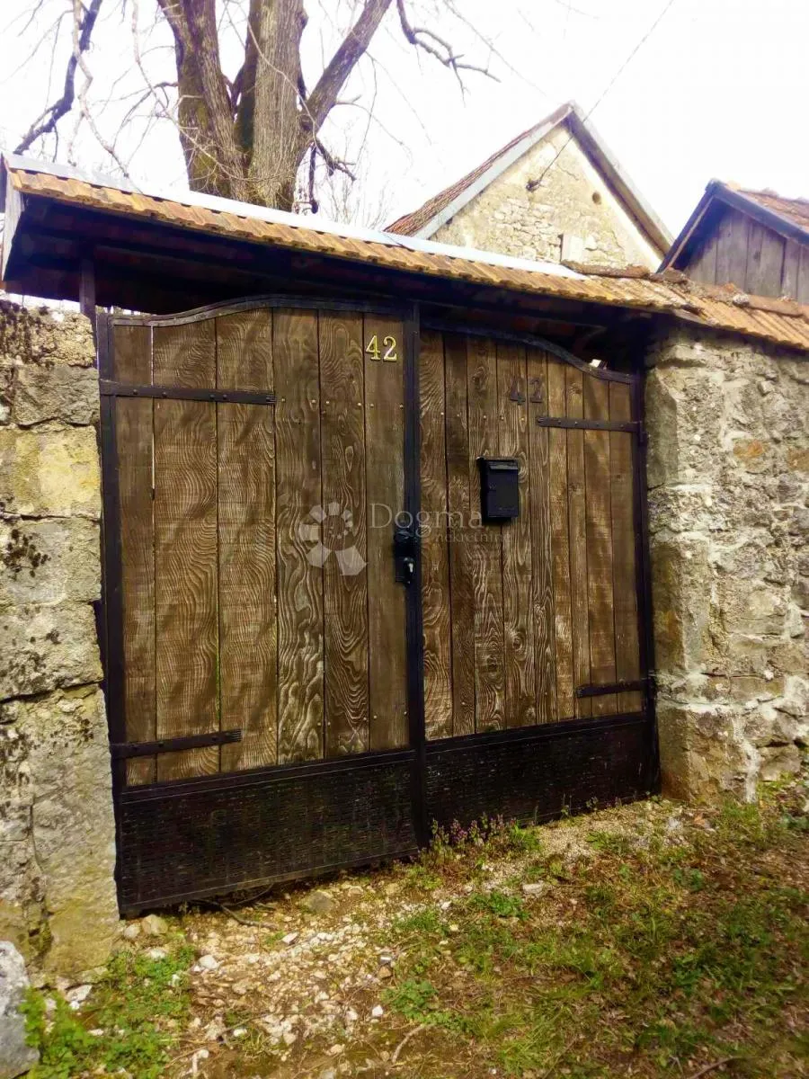 Seoska Kamena Kuća Sa 3 Hektara Zemlje - Tomingaj, Gračac