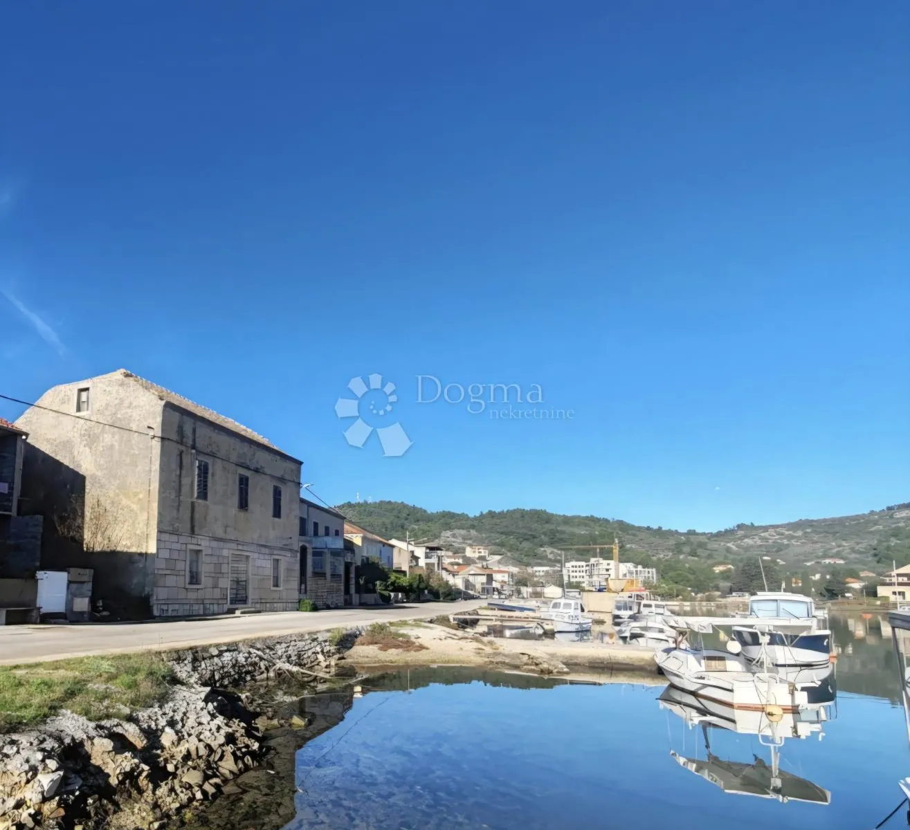 Kamena kuća prvi red do mora sa građevinskim zemljištem– Vela Luka, otok Korčula