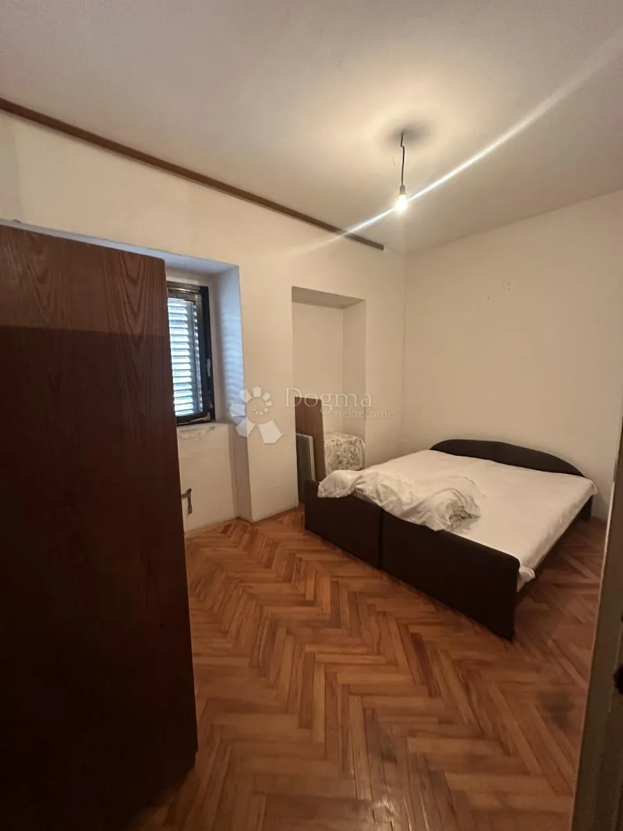 knin, kuća s dva prostrana stana i potkrovljem - slika 4