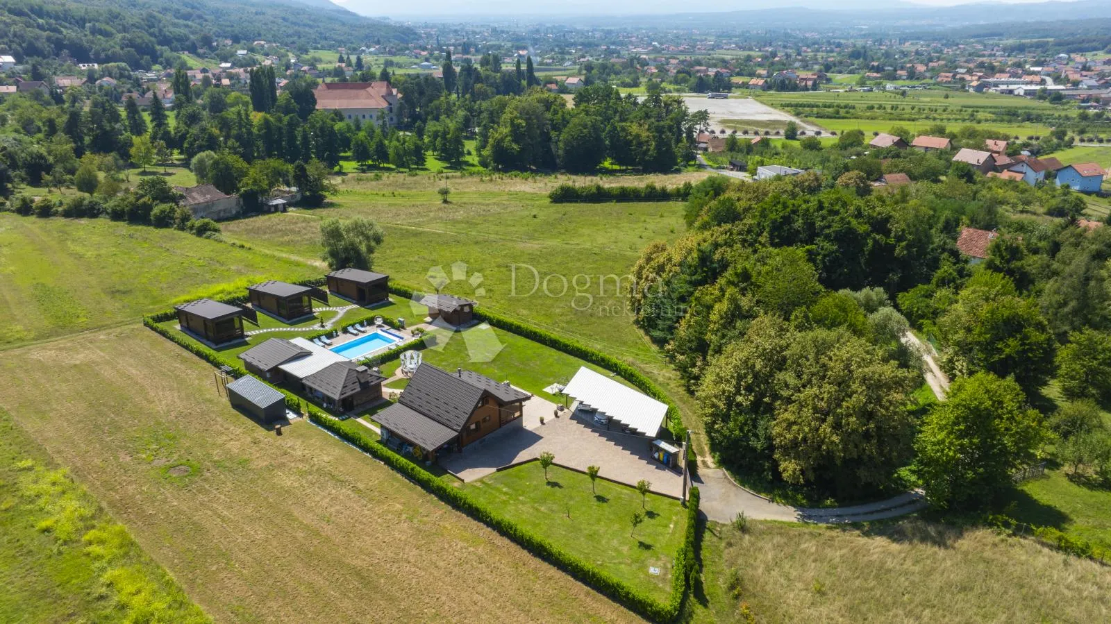 ekskluzivno imanje s kućom, tri bungalova, saunom i bazenom - slika 18