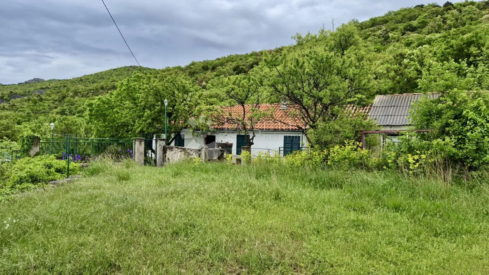 vikendica u zelenoj oazi - slika 2