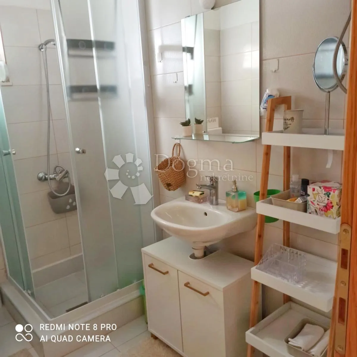 prodaja kuće 80m od mora, 6 apartmana - slika 22