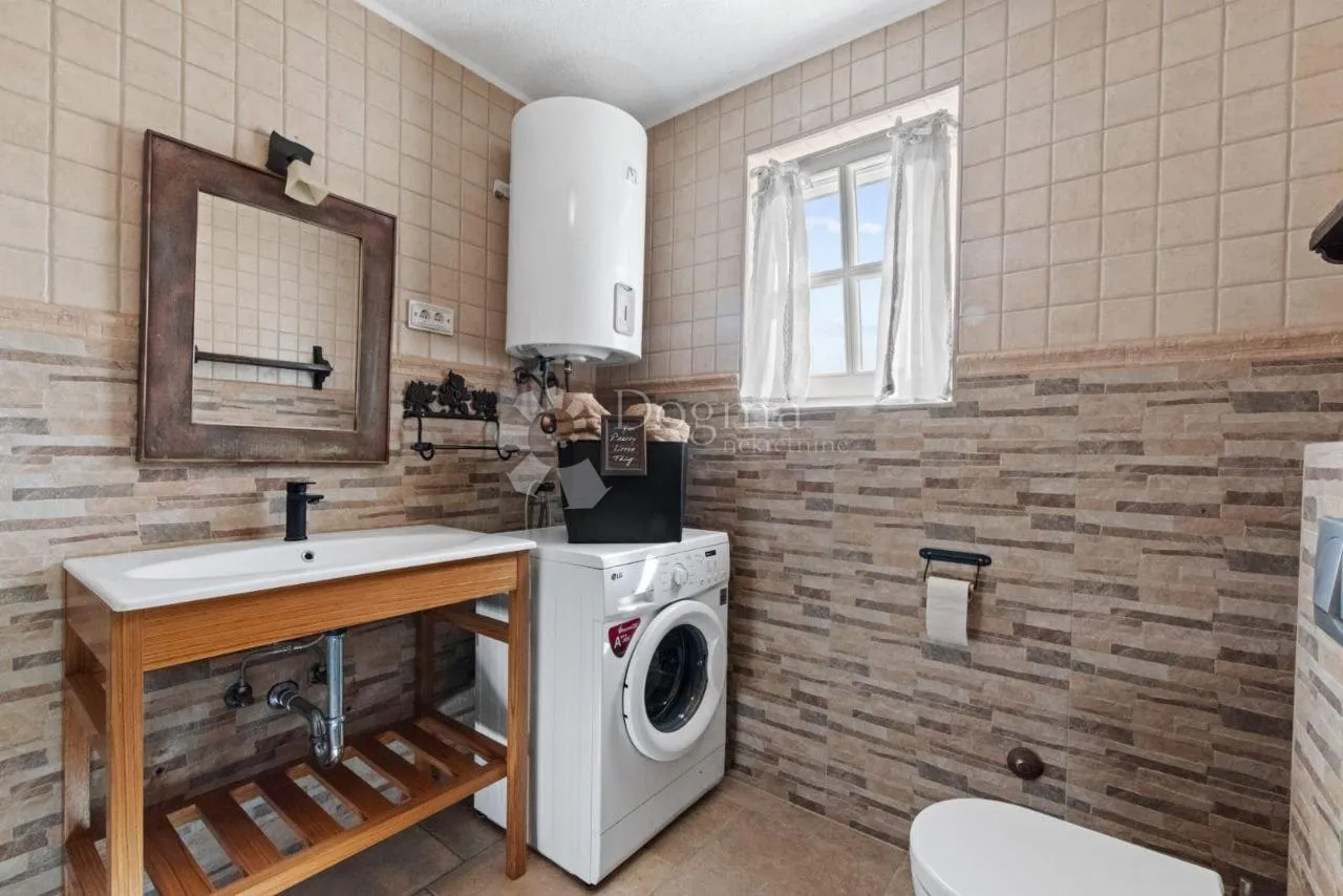 romantična kamena villa s bazenom - slika 29