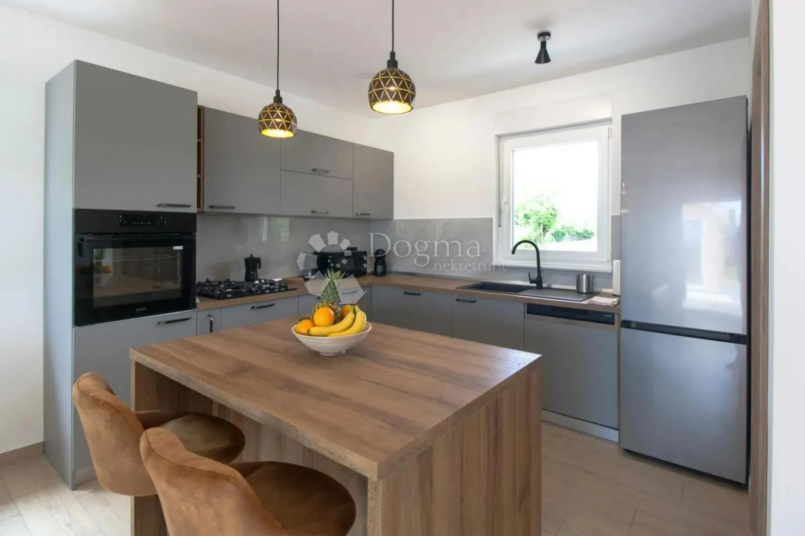 villa sa bazenom, konobom i 3800m2 okućnice - slika 6