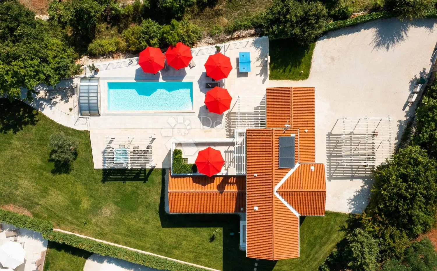 prostrana villa s bazenom i sadržajima na rubu sela - slika 2