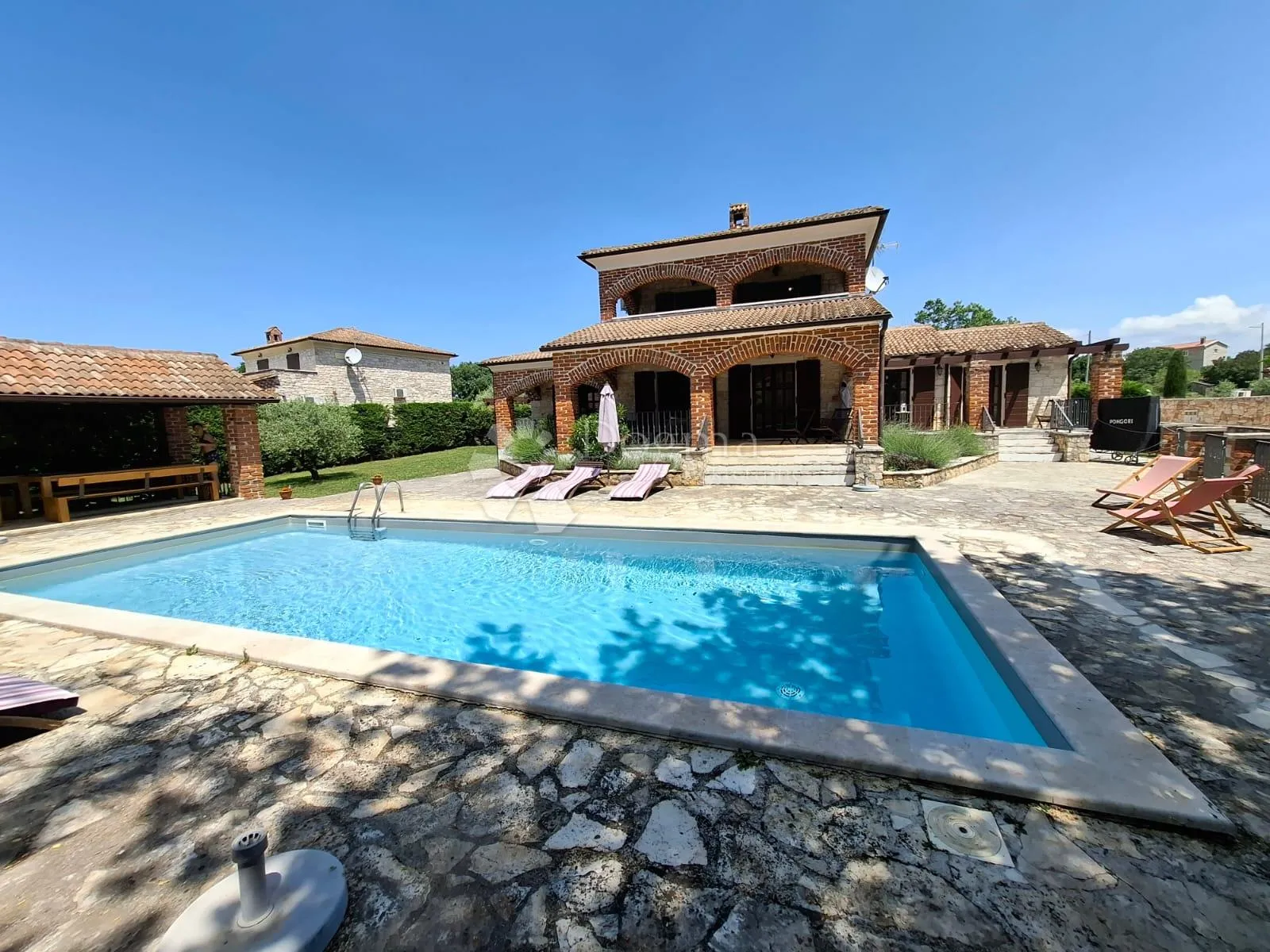 višnjan - kamena vila sa prostranom okućnicom - slika 29