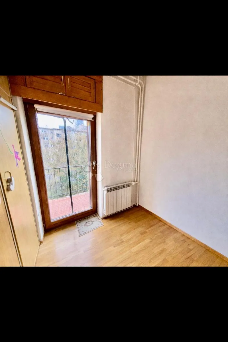 stan na trgu petra krešimira iv – 2 balkona - slika 15