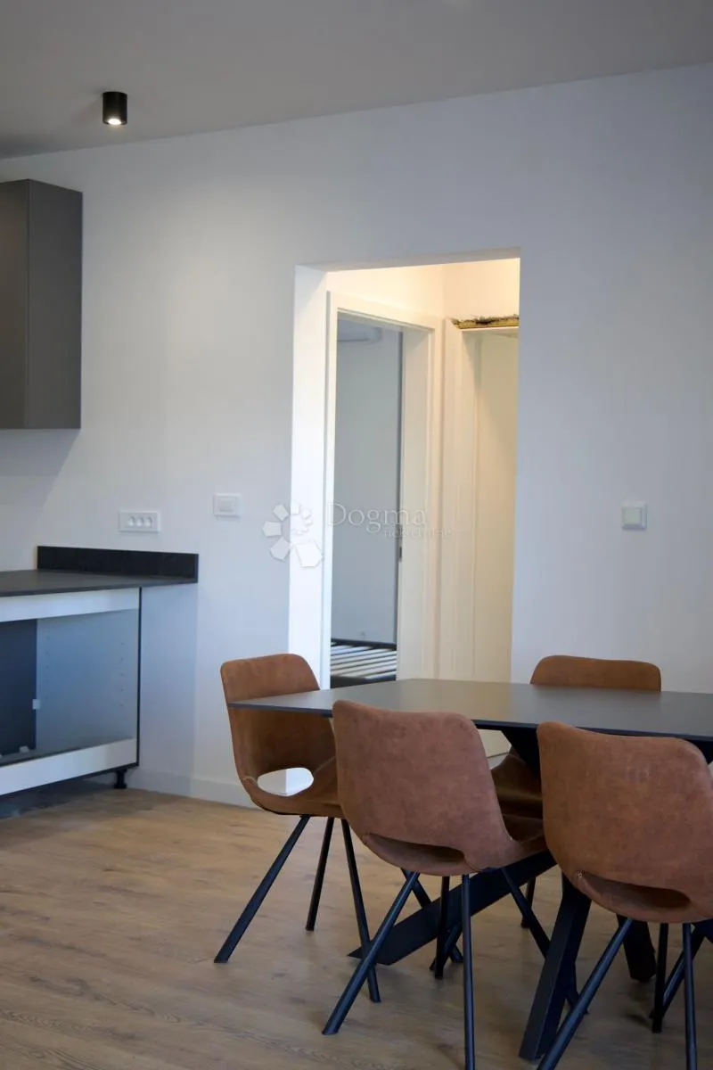 novogradnja , namješten trosobni stan u marini c2/s1 - slika 5