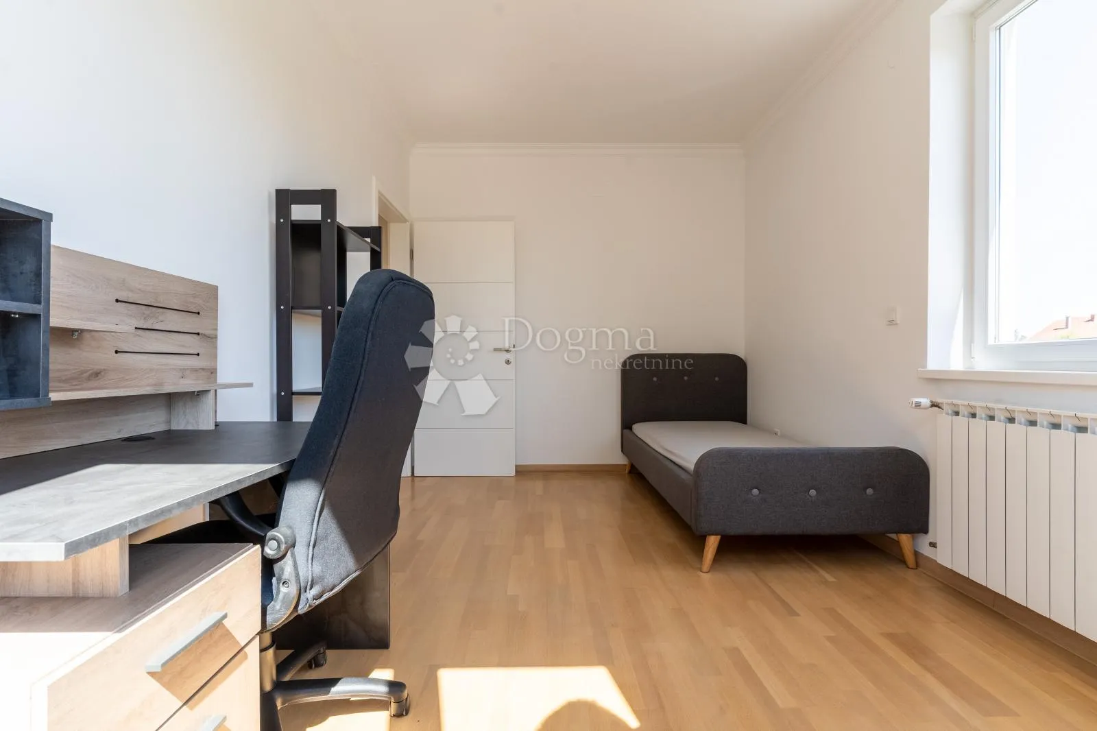 moderan četverosoban stan s 3 spavaće sobe i 2 natkrivena parkinga - slika 10