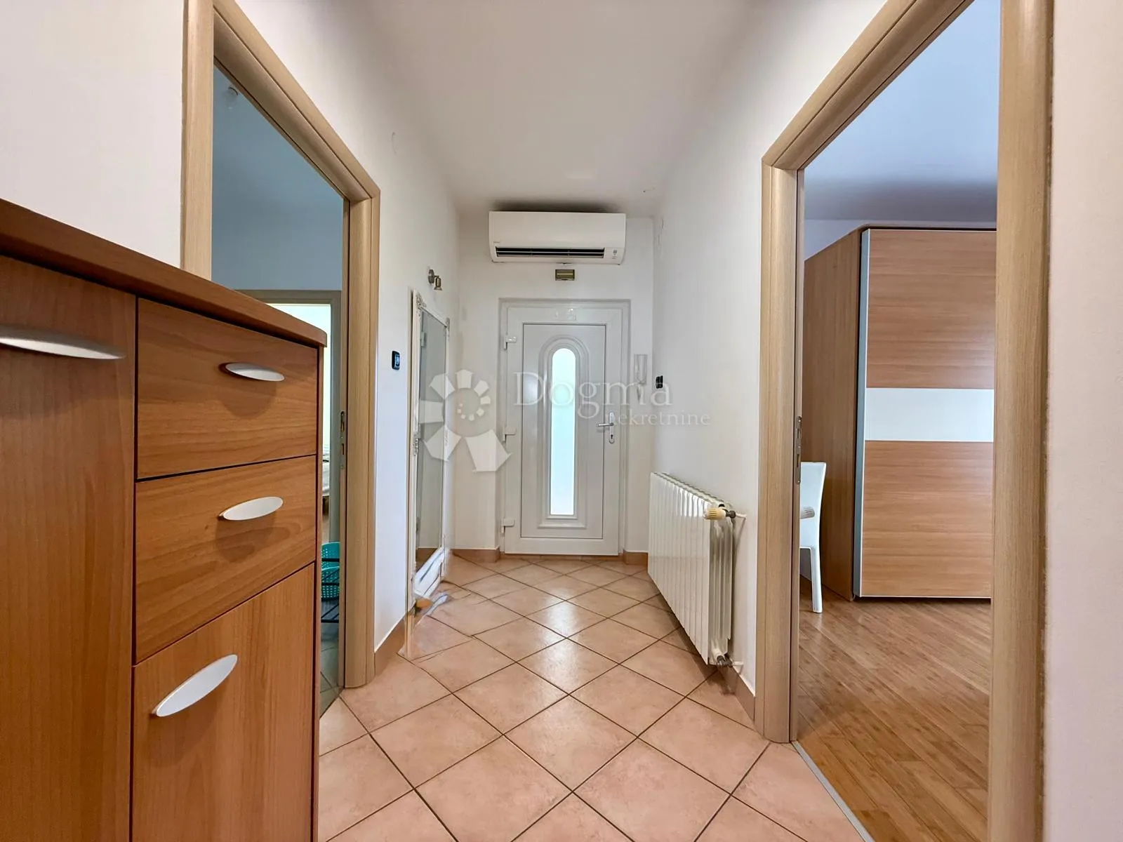 prostran dvosoban stan, 90 m²– pula - slika 12
