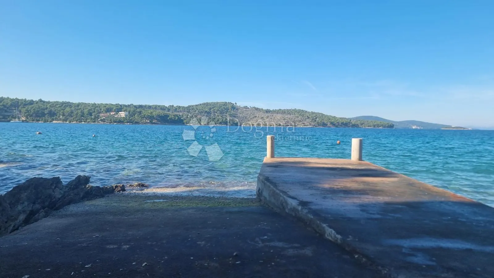 prostrana kuća u mirnoj vali na moru - slika 2