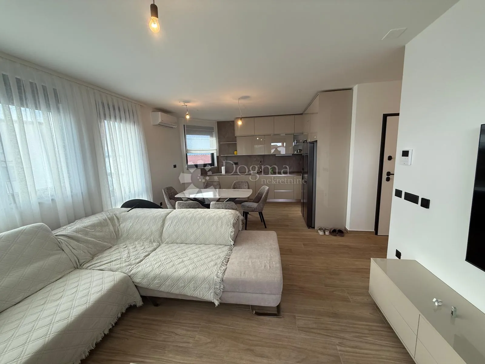 luksuzan namješten penthouse s pogledom na more - slika 6