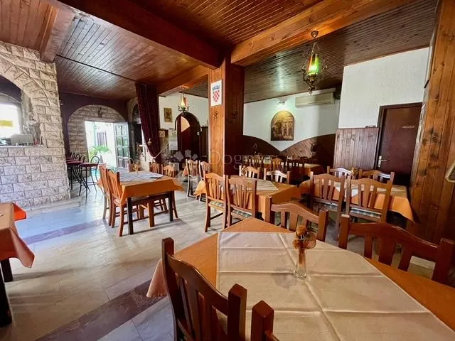 kuća, s restoranom u prizemlju, u centru buja - slika 7