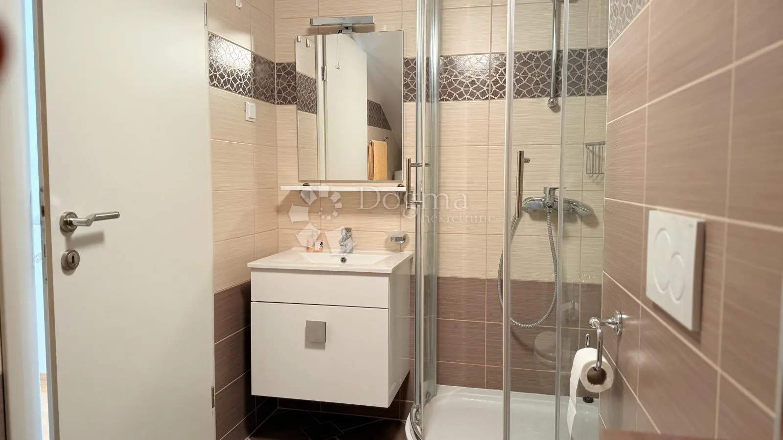 penthouse u baškoj vodi – dvoetažni, kompletno namješten - slika 24