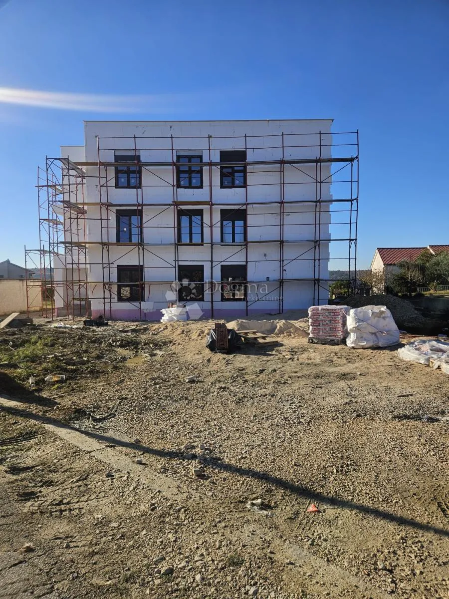 apartman na zadnjoj etaži s krovnom terasom i pogledom na more - slika 15