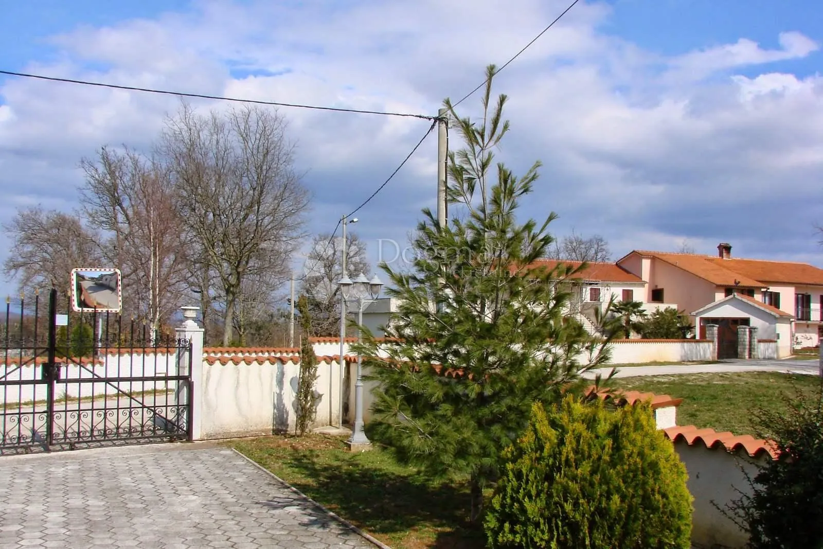 šarmantna kuća ne velikoj okućnici - slika 14