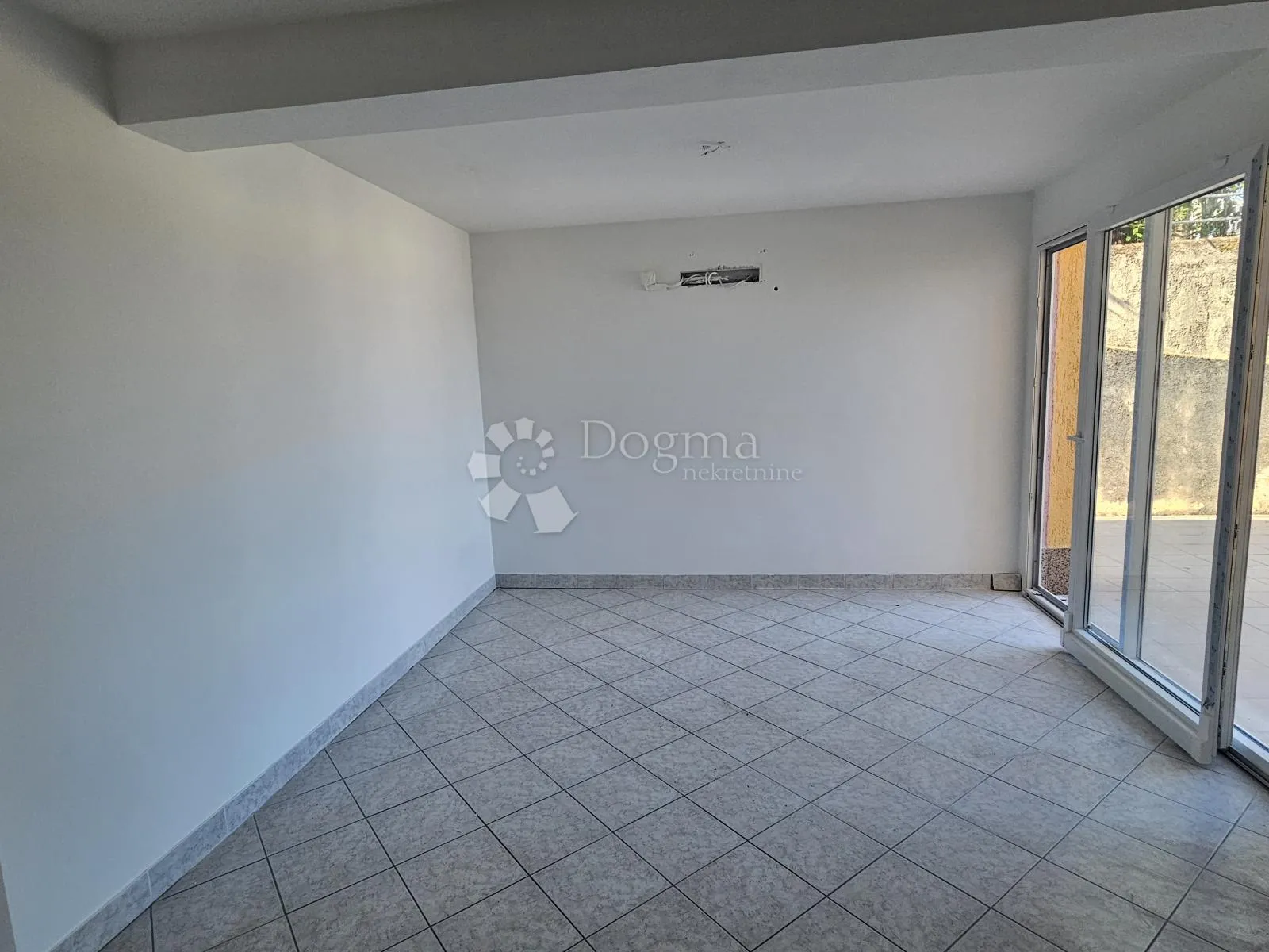 novo u ponudi! apartman njivice! - slika 6
