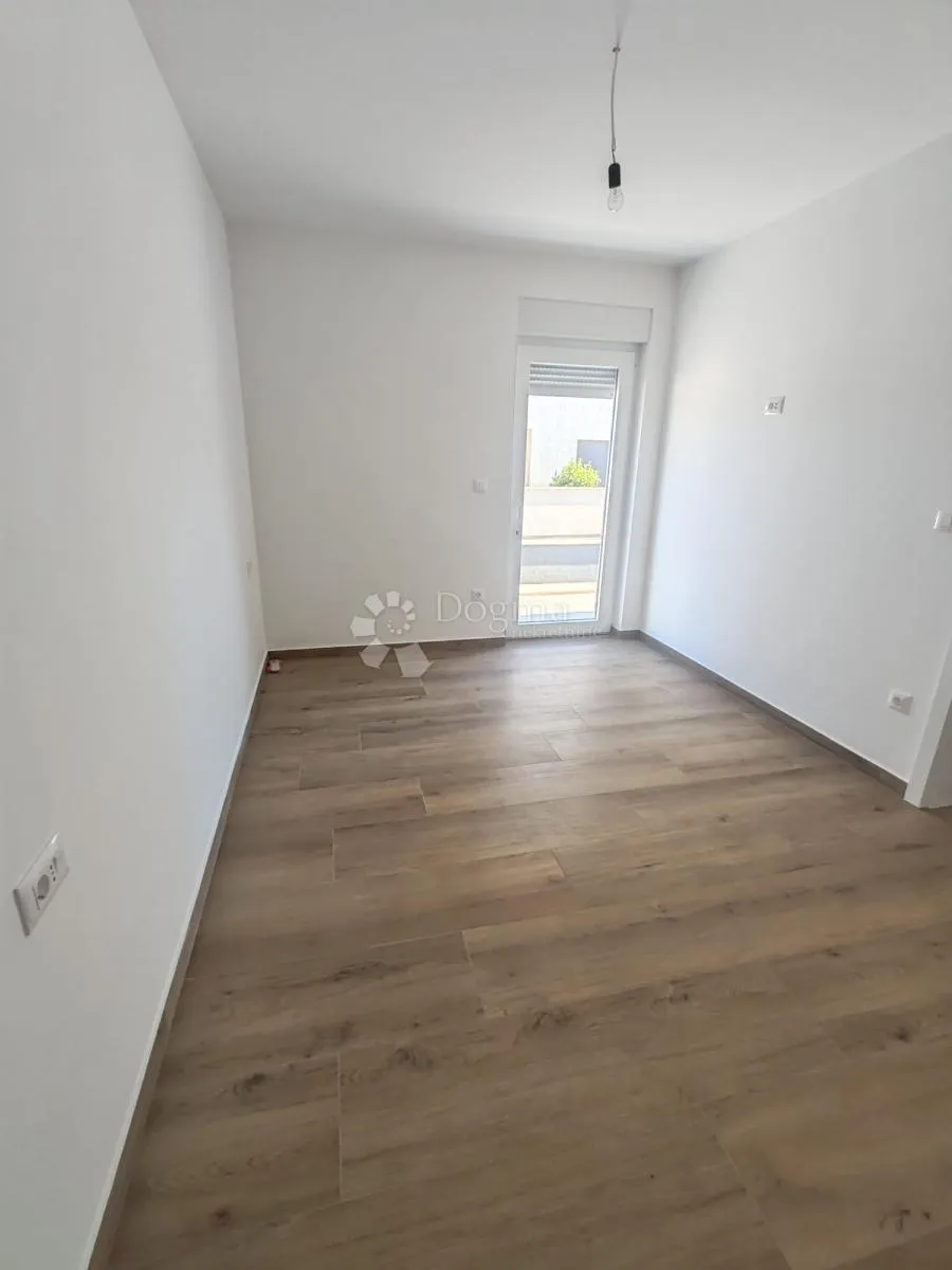 vodice - novoizgrađena, atraktivna kuća s bazenom - slika 26