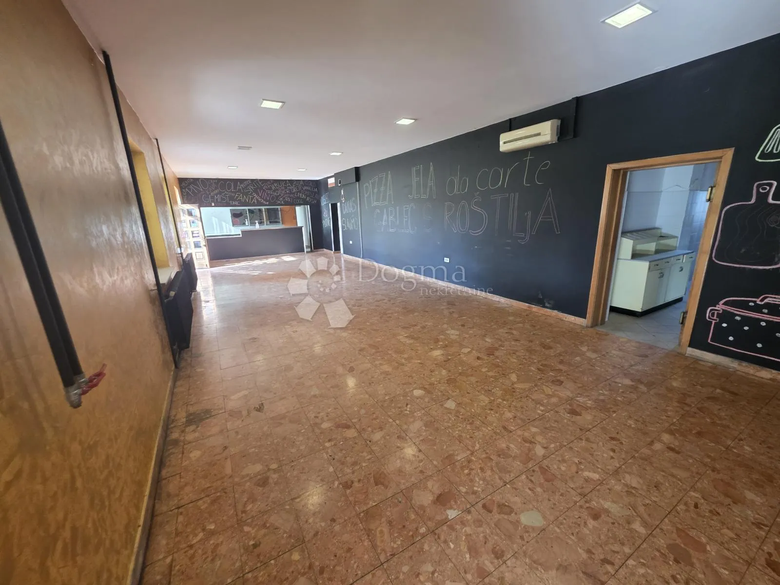 najam restorana 356m² – krušna peć, pečenjara, terasa, veliki parking - slika 3