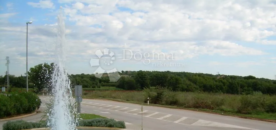 prilika!! poslovno-komercijalno zemljište od 3750 m² - slika 3