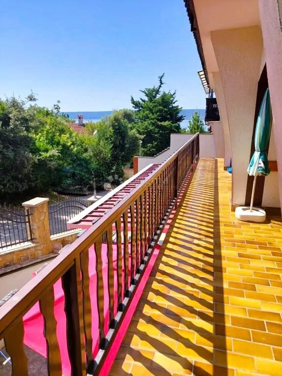 mediteranski dragulj: kuća s apartmanima i pogledom na more - slika 12