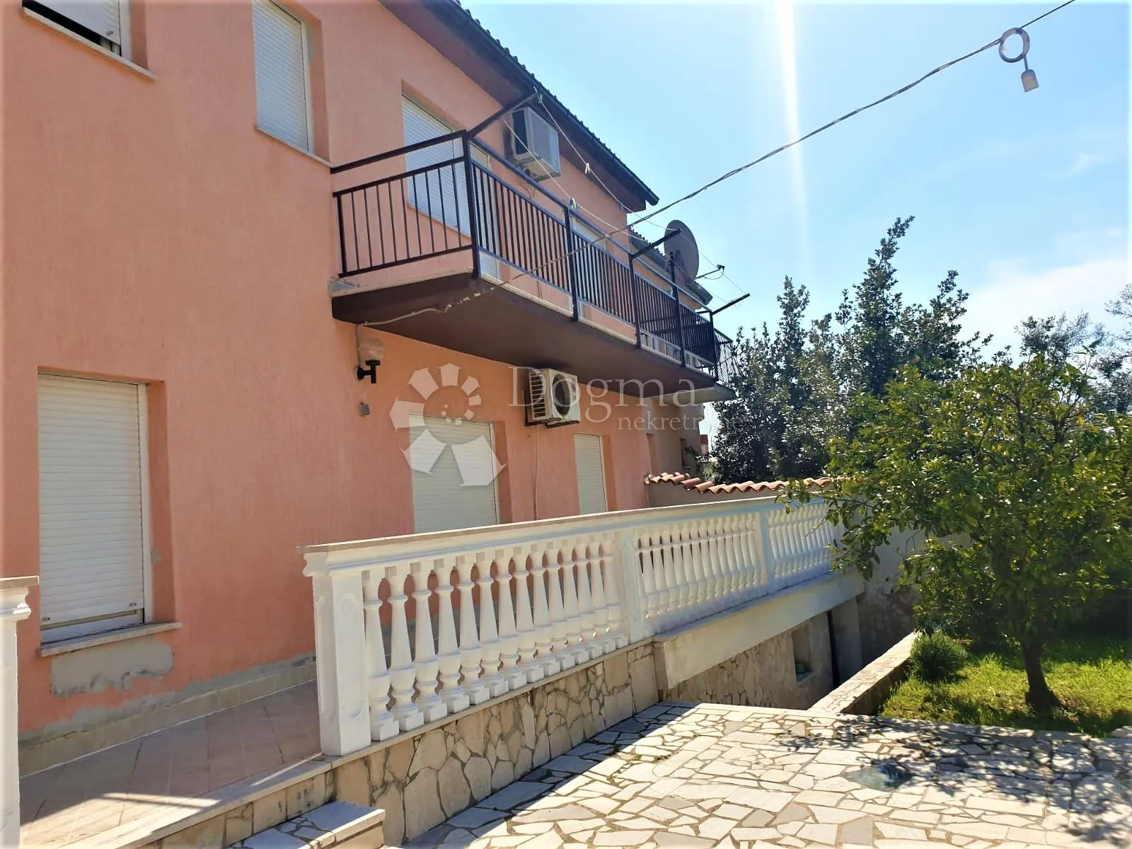 kuća sa tri stambene jedinica sa pogledom na more - slika 32