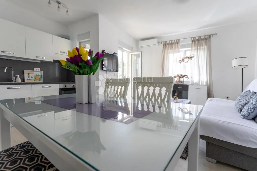 apartman sa bazenom u zatonu - slika 9
