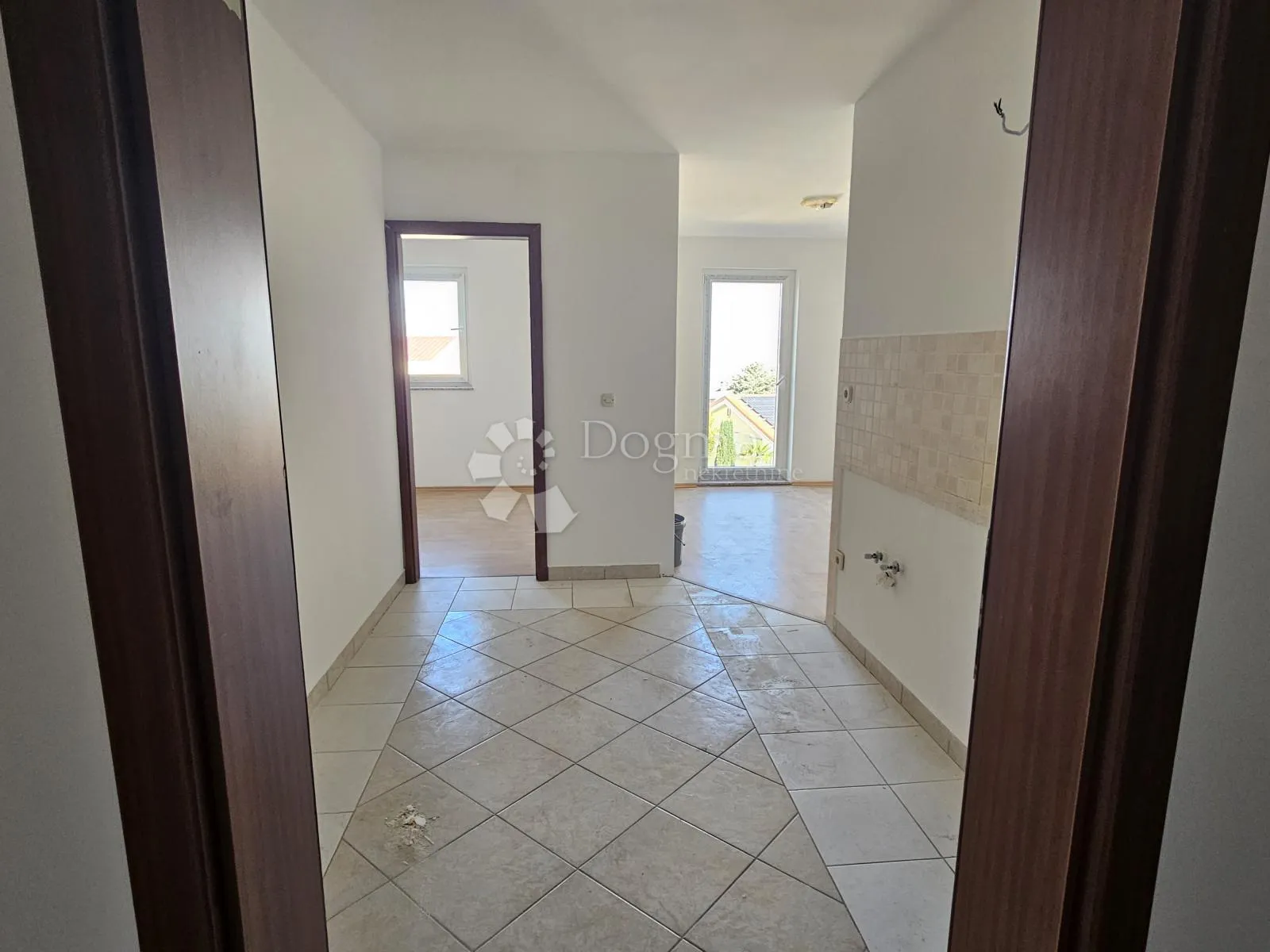 novo u ponudi! apartman njivice! - slika 13